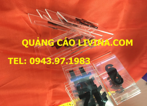 Biển số bàn mica trong chữ A