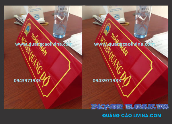 Chức danh mica chữ A, biển mica phun sơn chữ A để bàn