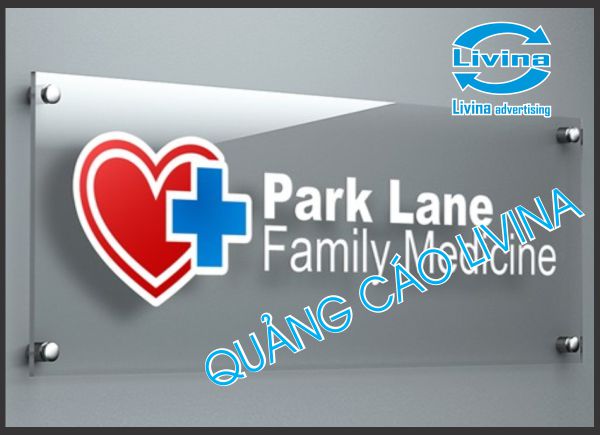 Khung mica treo lên tường gạch