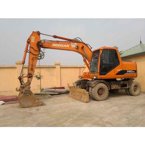 Máy xúc đào bánh lốp cũ Doosan DW140