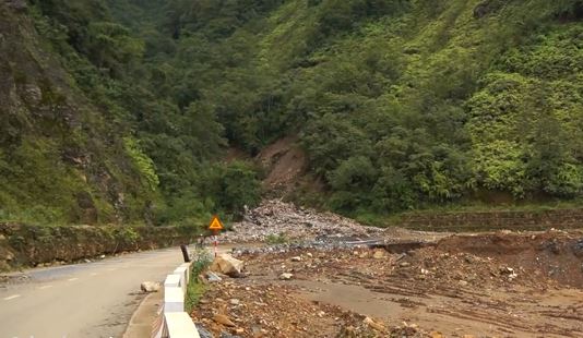 Bão số 4 suy yếu thành áp thấp nhiệt đới, mưa vẫn rất lớn ở miền Trung