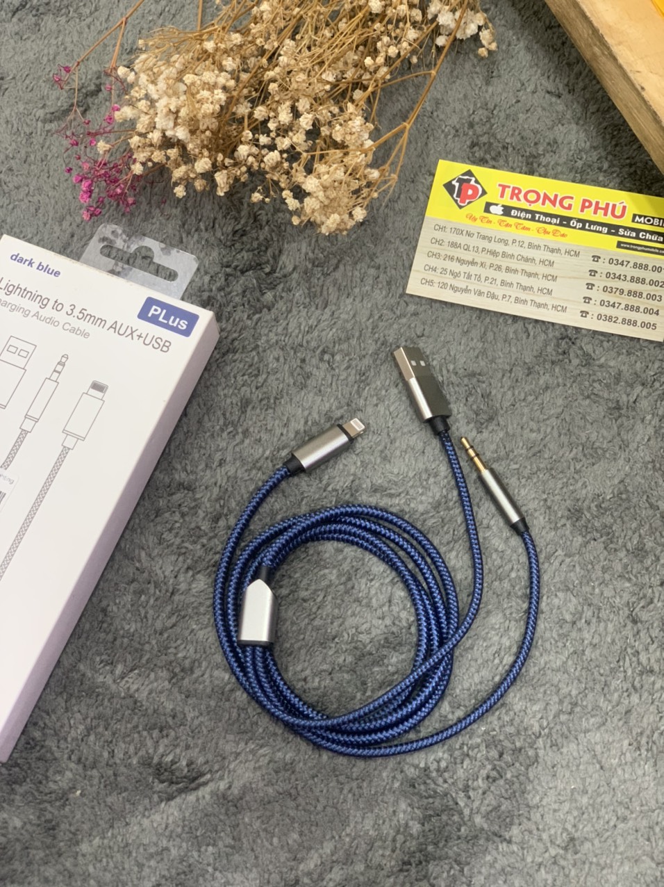 Cáp âm thanh chuyển Lighting ra 3.5 + USB Trọng phú mobile