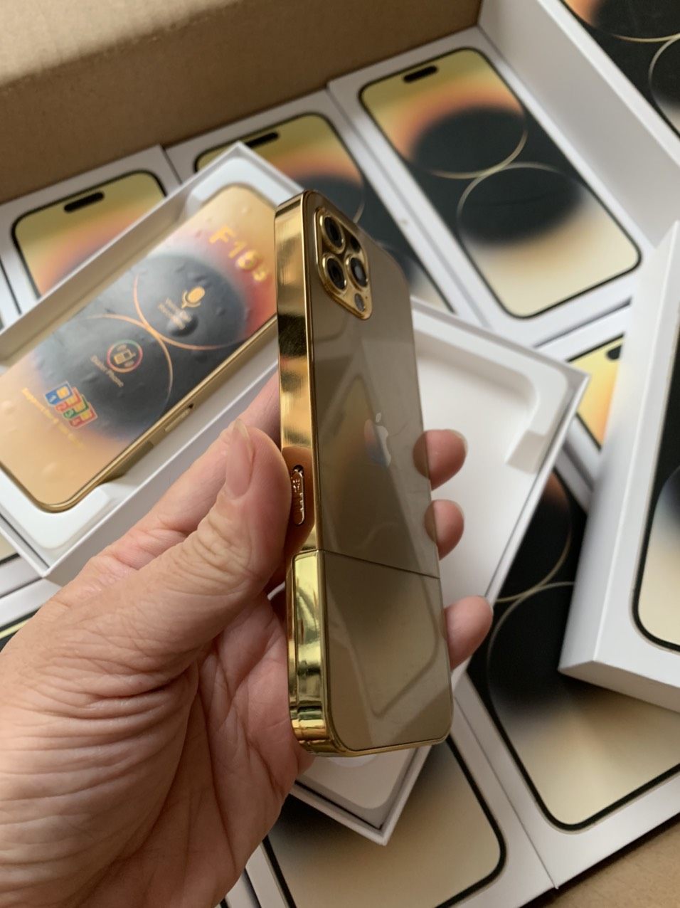 Điện thoại Bàn phím F15s vàng gold cao cấp 4 sim