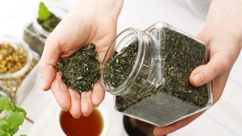 Sự khác biệt khi để trà Tân Cương Thái Nguyên trong chum, bình thủy tinh và bình sành sứ