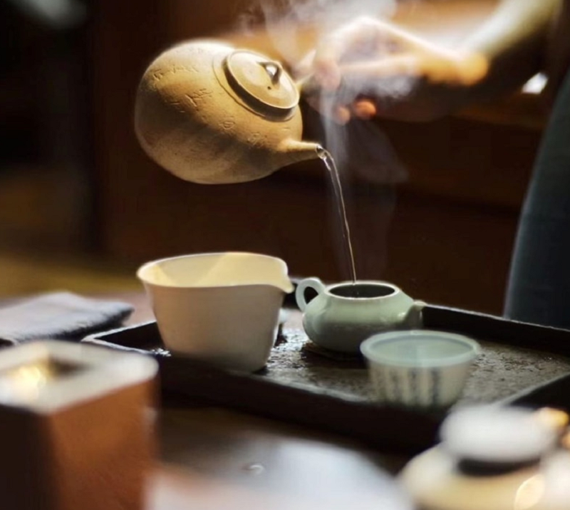 Tráng trà Tân Cương Thái Nguyên bằng nước sôi hay nước nguội để giữ nguyên các tinh chất trong trà?