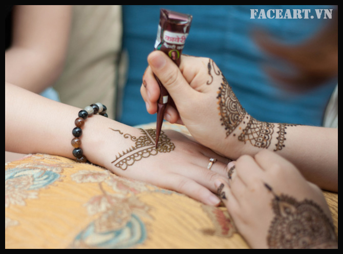 Nếu bạn yêu thích nghệ thuật và mực xăm henna, các hình ảnh về mực xăm henna vẽ mặt nghệ thuật của chúng tôi sẽ không làm bạn thất vọng. Với chất lượng tuyệt vời và sự sáng tạo đầy màu sắc, những bức hình làm từ mực xăm henna đem đến cho bạn một trải nghiệm nghệ thuật tuyệt vời.