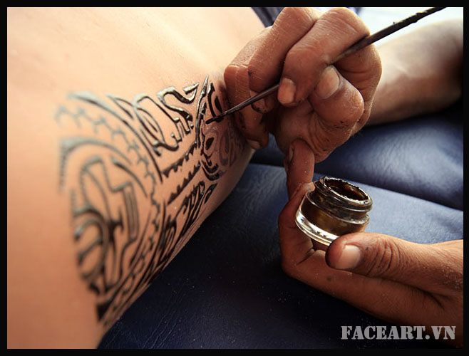 Mực xăm henna – Tìm hiểu về một nghệ thuật tay xăm nổi tiếng và độc đáo. Henna là một loại mực tự nhiên tạo thành từ cây na, mang đến một màu sắc độc đáo cho da. Xem những bức tranh tuyệt đẹp, thấy sự phù hợp với mọi sự kiện lễ hội.