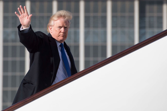 Tổng thống Trump lên Air Force One để đến Đà Nẵng dự APEC