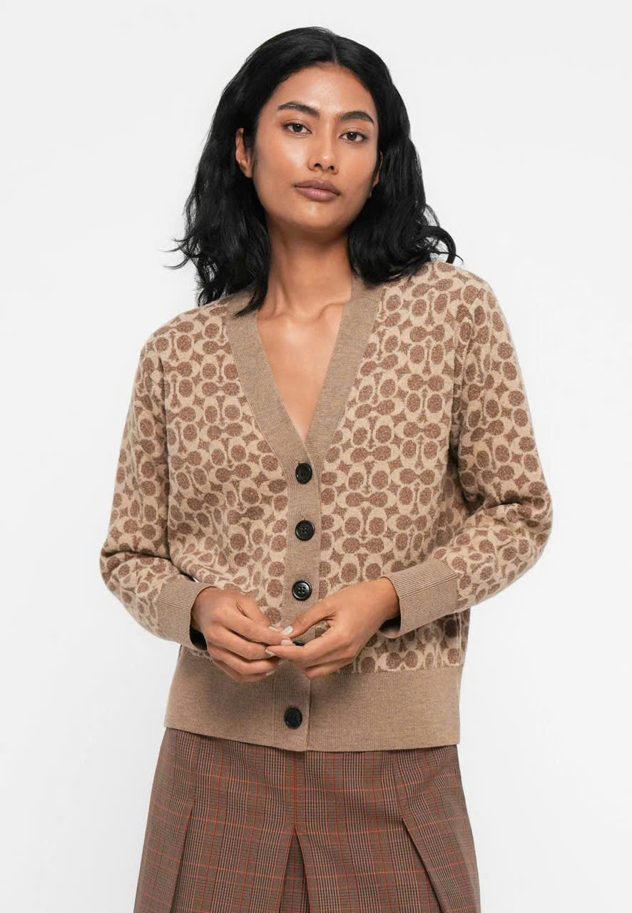 Áo khoác cardigan COACH cổ chữ V dáng rộng đặc trưng