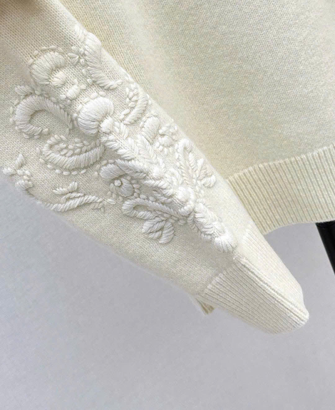 Áo len Loro Piana baby cashmere cổ tròn 2 màu