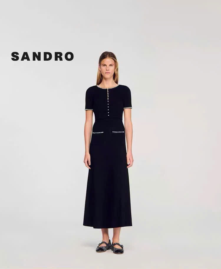 ao-sandro-den-ngan-tay-co-tron-vien-ngoc-trai