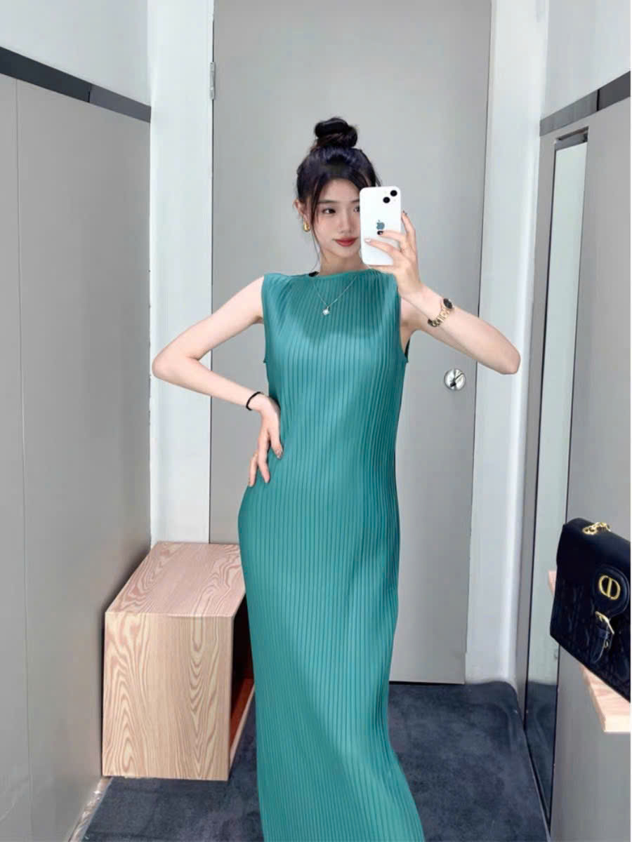 Váy sát nách COS ly dập suông daì