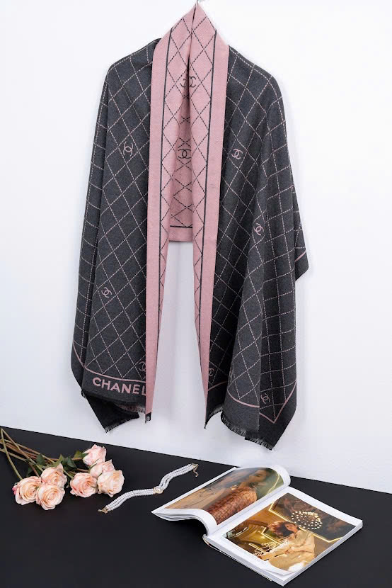 Khăn Chanel họa tiết monogram xám hồng