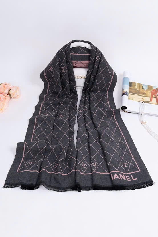 Khăn Chanel họa tiết monogram xám hồng