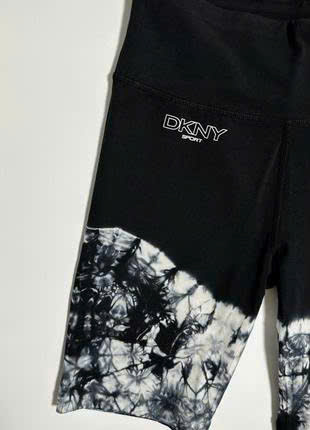 Quần ngố DKNY loang gấu