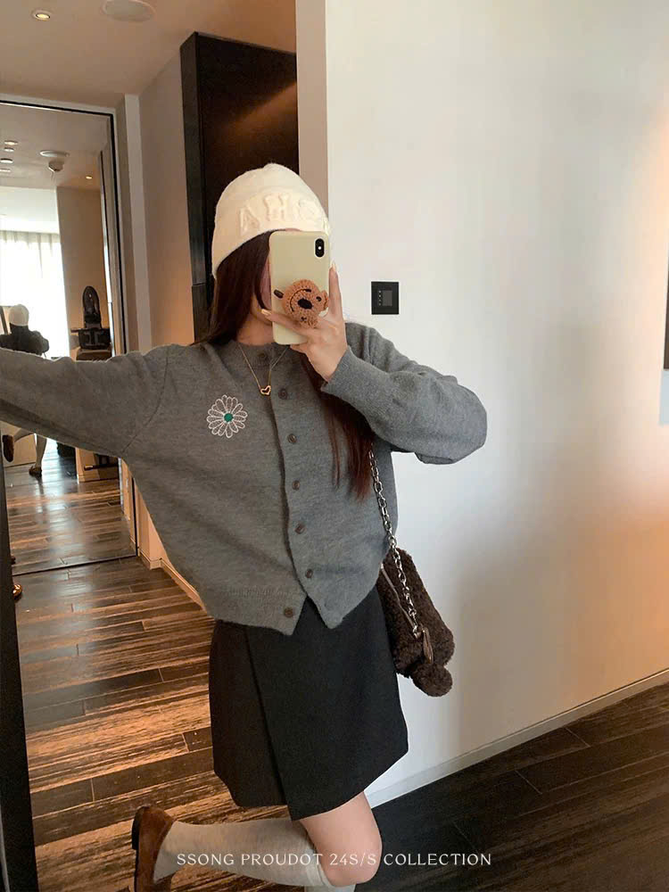 Cardigan Mardi logo thêu hoa cúc
