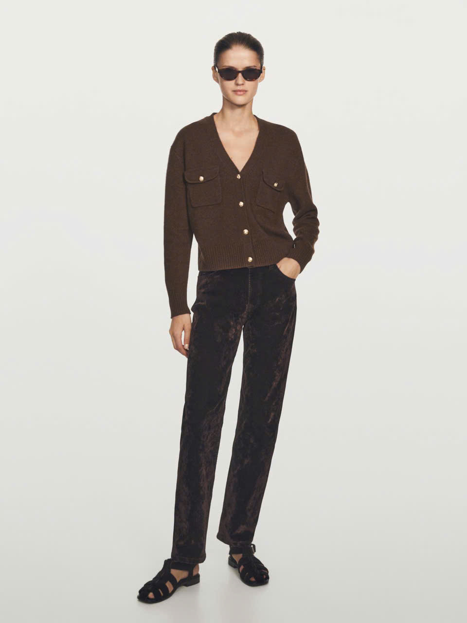 ÁO CARDIGAN ĐAN CỔ CHỮ V VỚI CÚC VÀNG