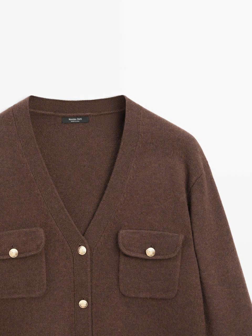 ÁO CARDIGAN ĐAN CỔ CHỮ V VỚI CÚC VÀNG