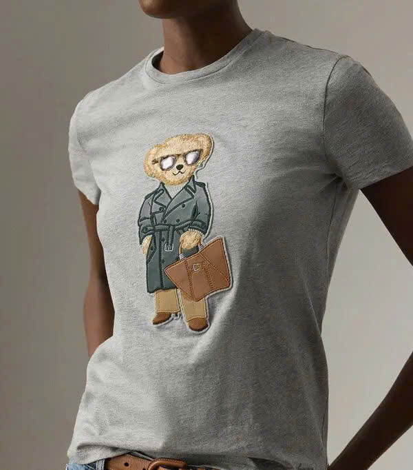 Áo thun Polo Bear màu xanh rêu đậm, chất liệu cotton.