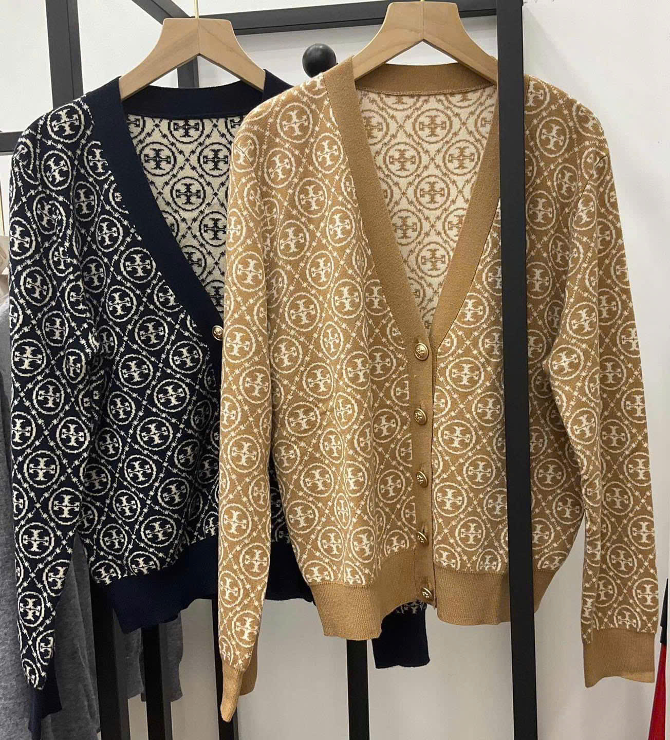 Cardigan Tory Burch khuy logo