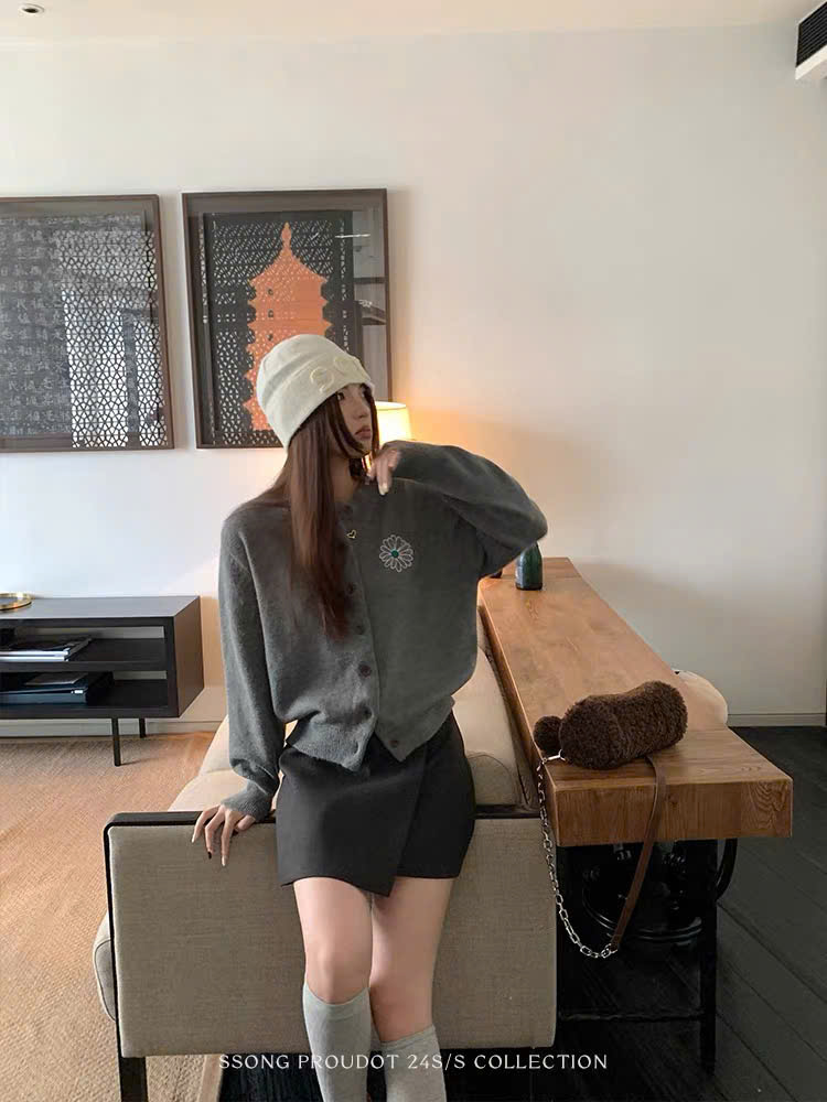 Cardigan Mardi logo thêu hoa cúc