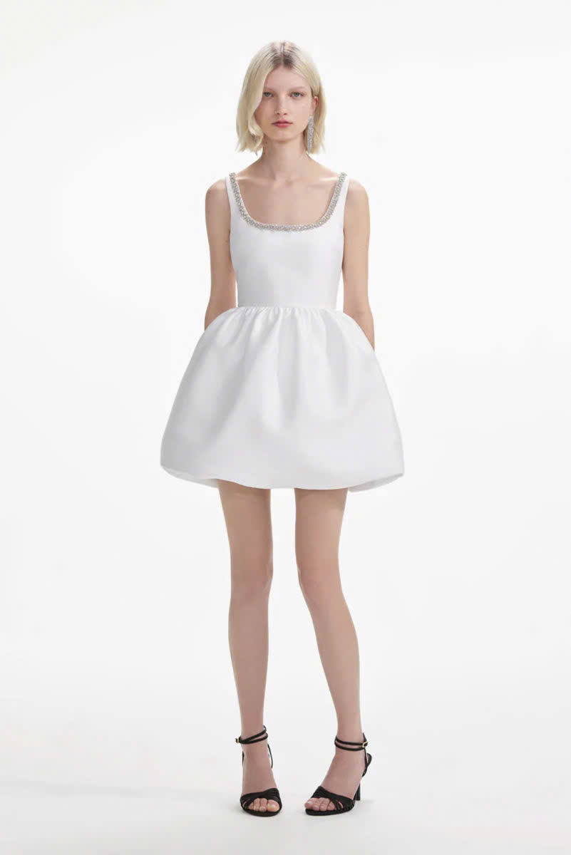 Váy satin trắng Self- Portrait dáng mini bồng viền ngực đá
