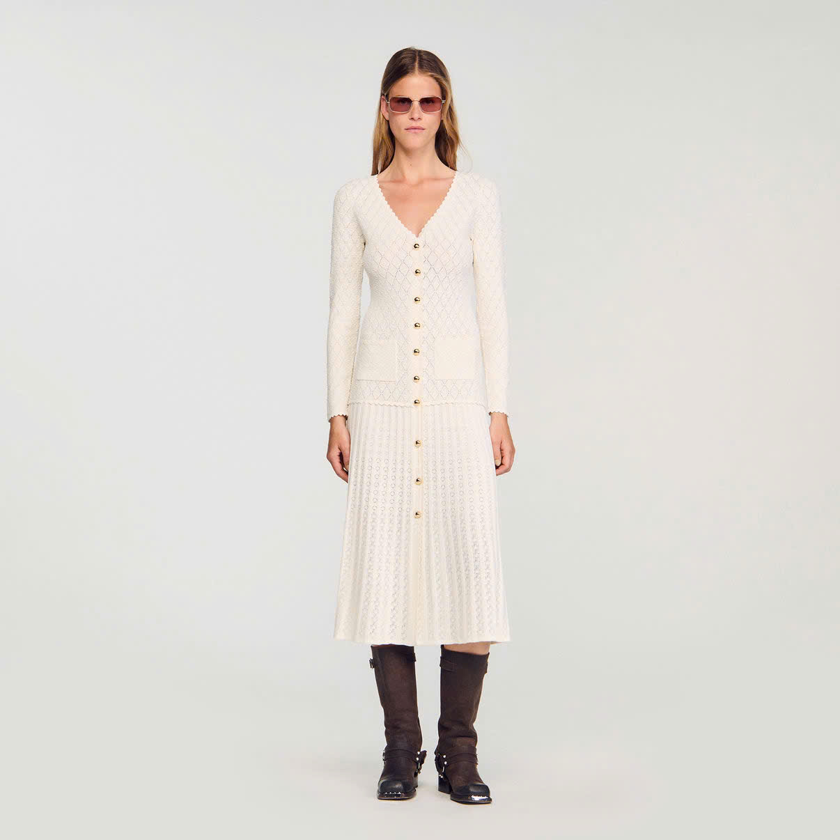 vay-maxi-knit-sandro-mau-kem-dai-tay-khuy-vang