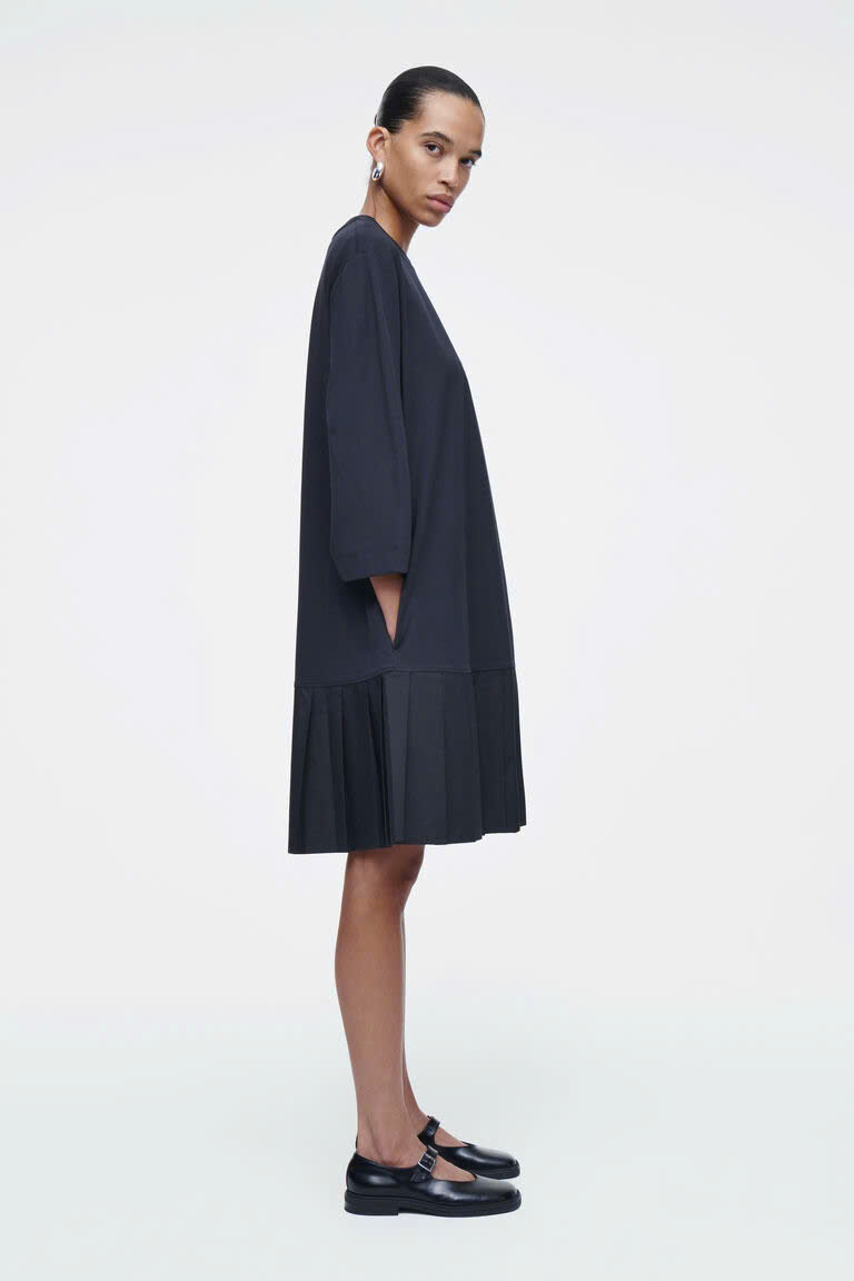 Váy COS suông tay lỡ cổ tròn xếp ly navy