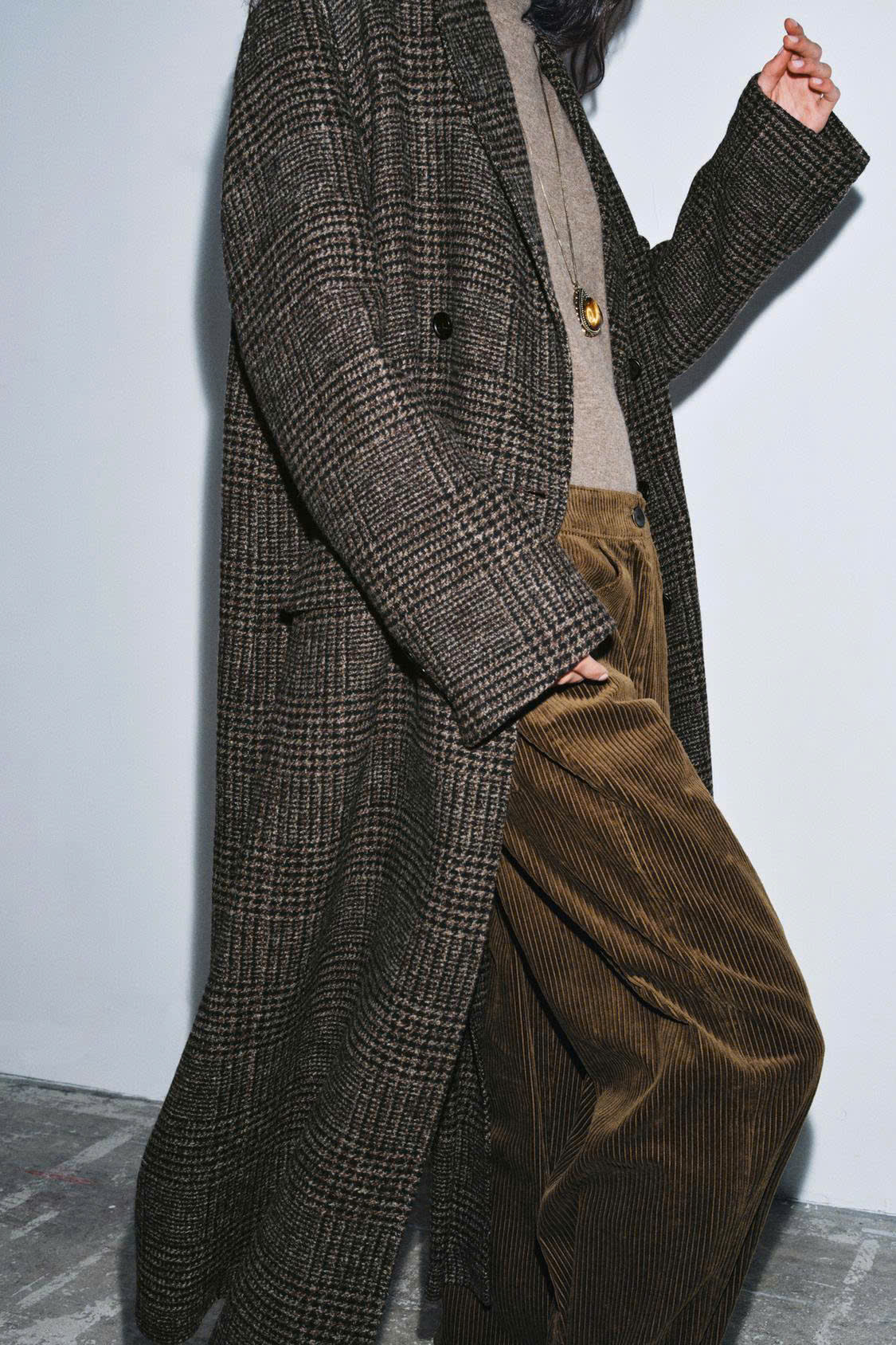 Trenchcoat Zara dáng dài cổ bẻ kẻ caro nâu