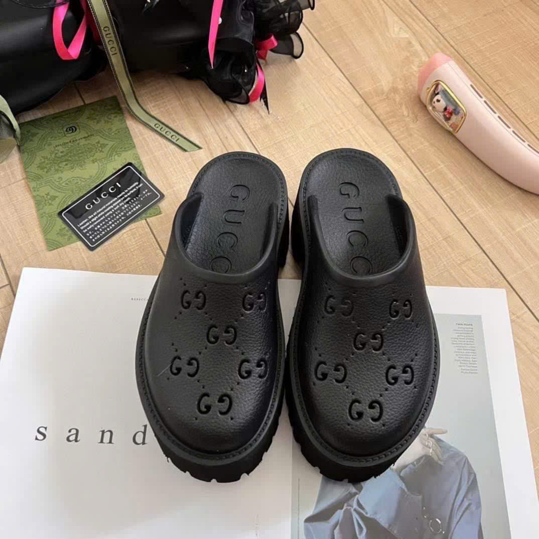 Sục Gucci màu be