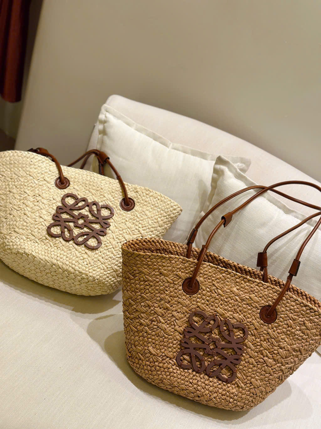 Túi Anagram Basket làm từ lá cọ iraca và da bê
