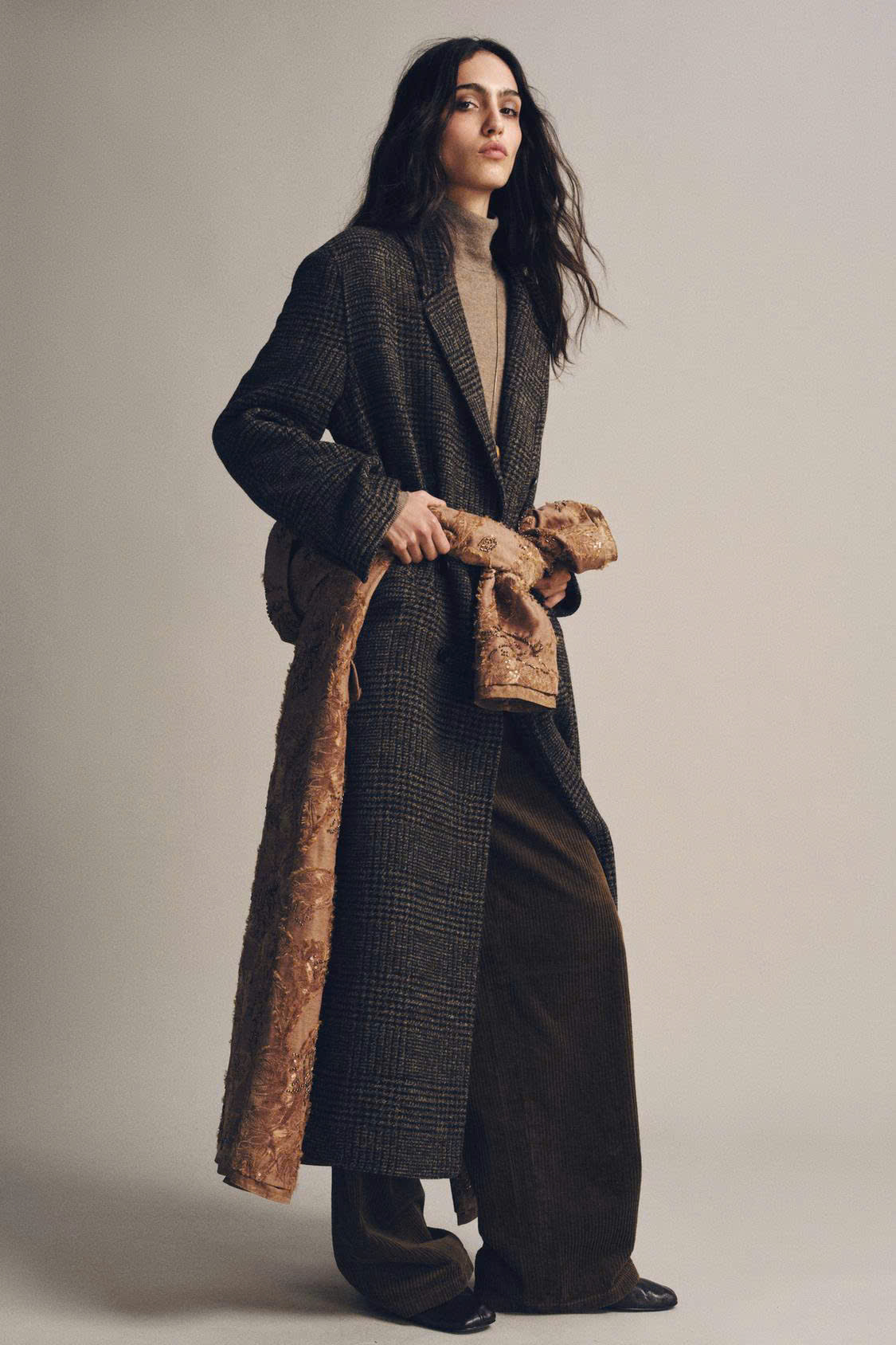 Trenchcoat Zara dáng dài cổ bẻ kẻ caro nâu