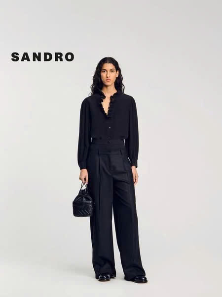 Sơ mi Sandro đen cổ bèo trụ dài tay