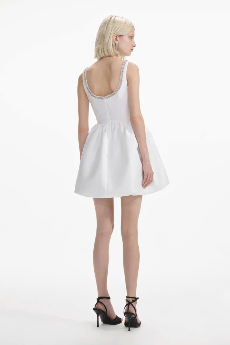 Váy satin trắng Self- Portrait dáng mini bồng viền ngực đá