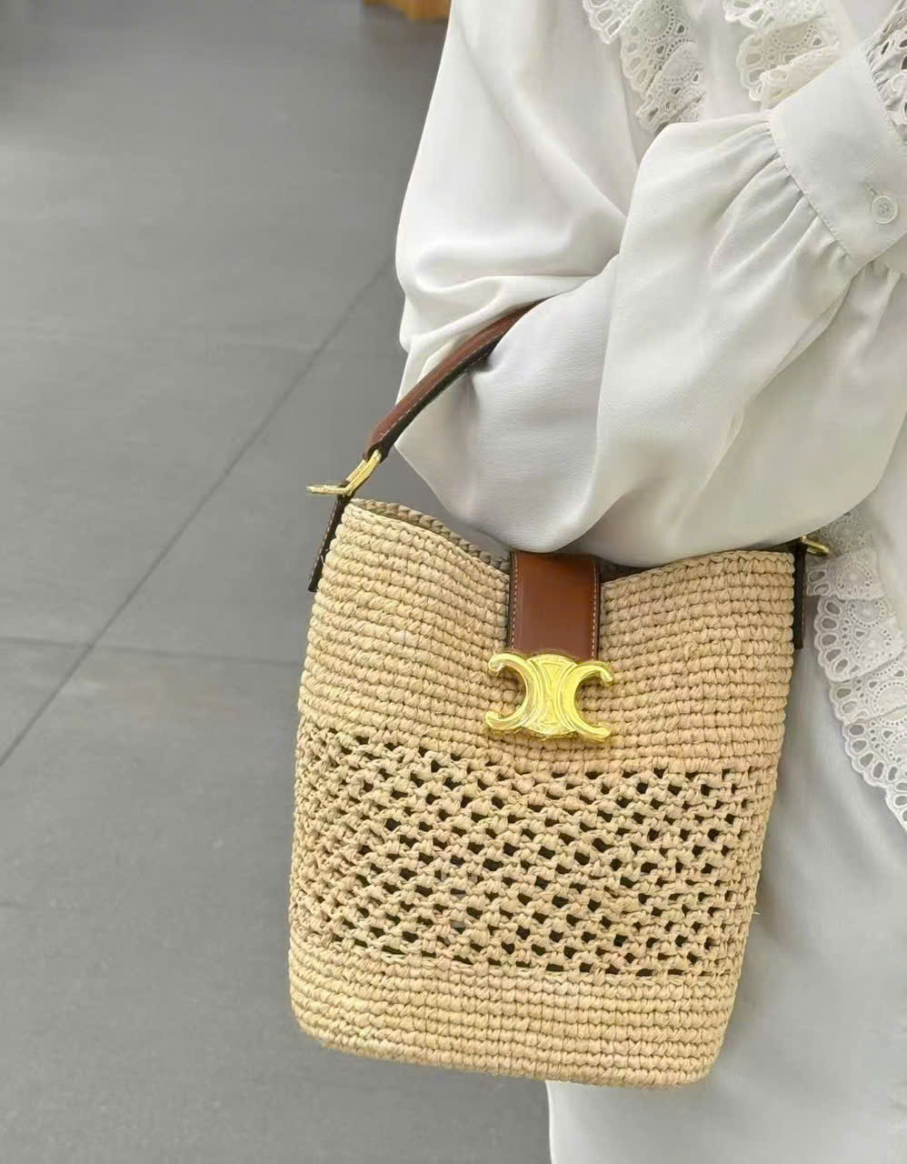 Túi Celine small bucket Cuir Triomphe màu camel