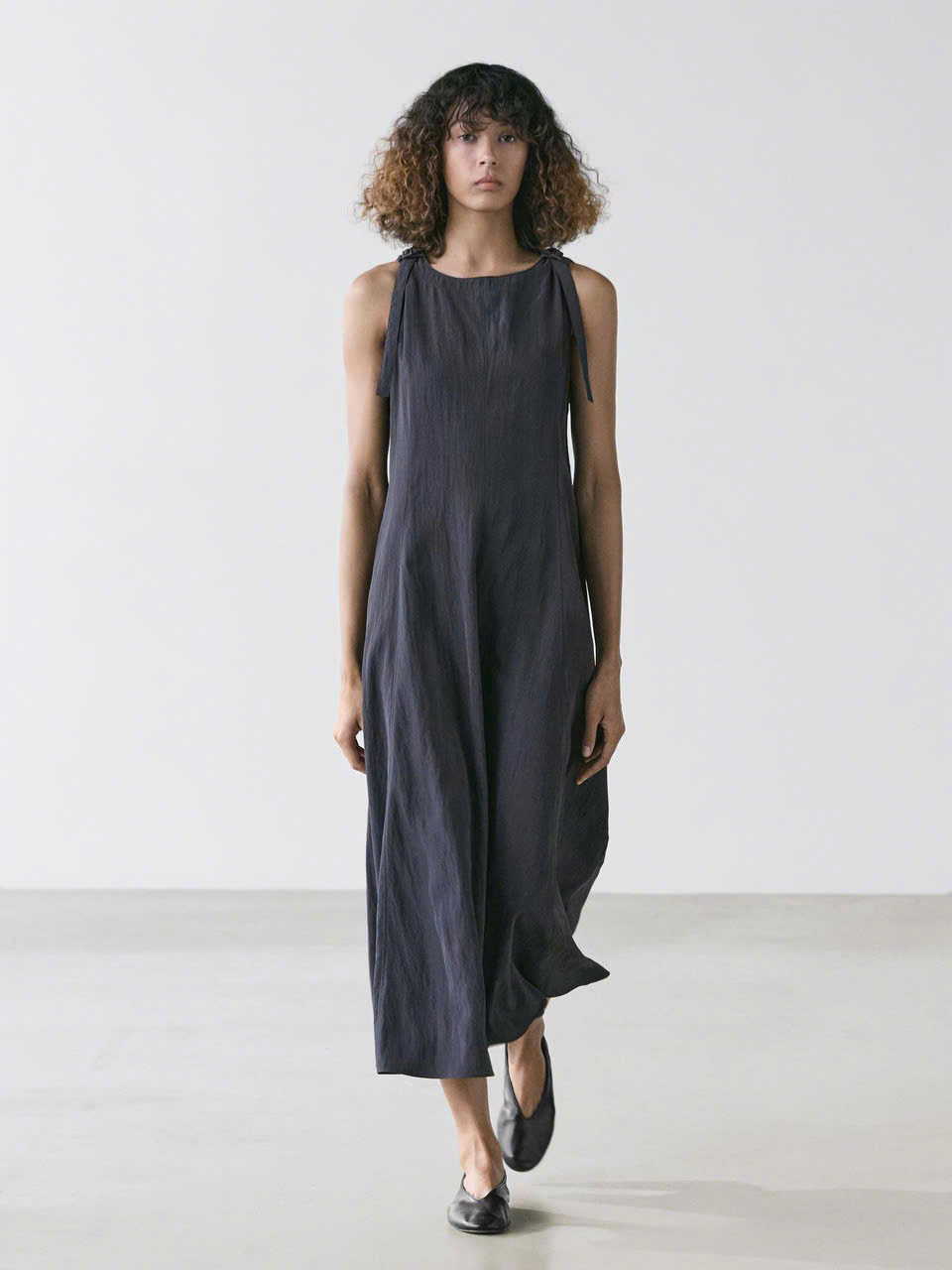 Váy maxi MASSIMO DUTTI cổ tròn sát nách màu navy
