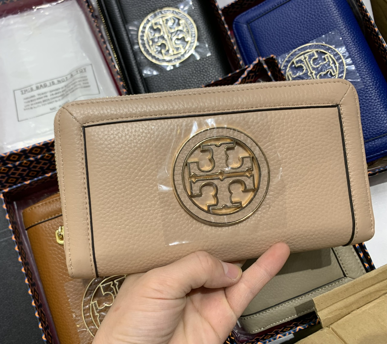 Ví cầm tay Tory Burch logo
