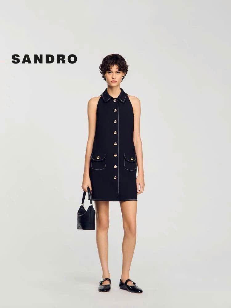 Váy Sandro đen sát nách cổ đức viền chỉ 2 túi trước cổ yếm