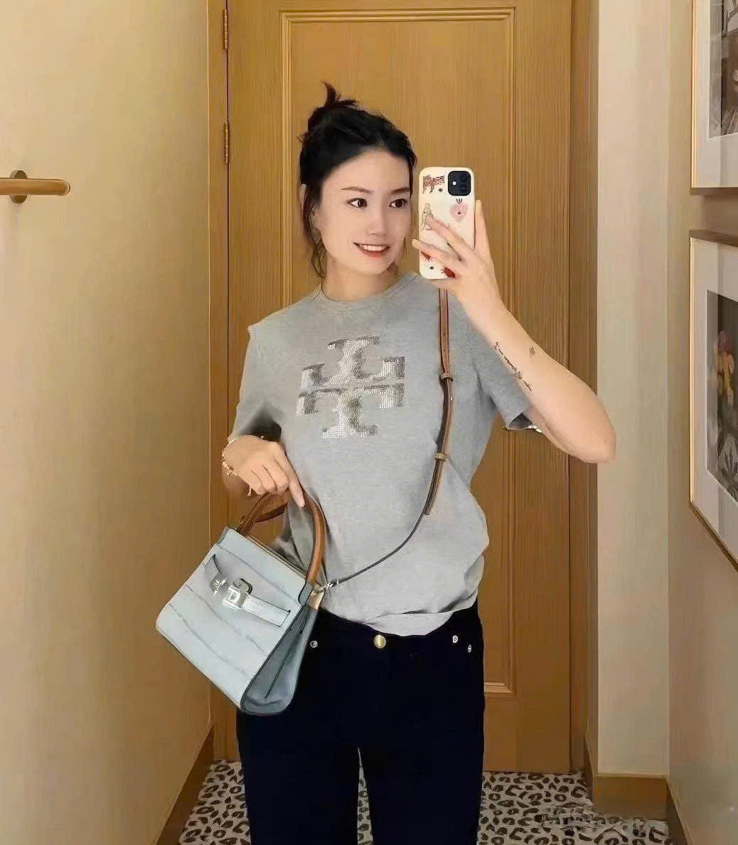 Tshirt Tory Burch màu rêu cổ tròn hoạ tiết