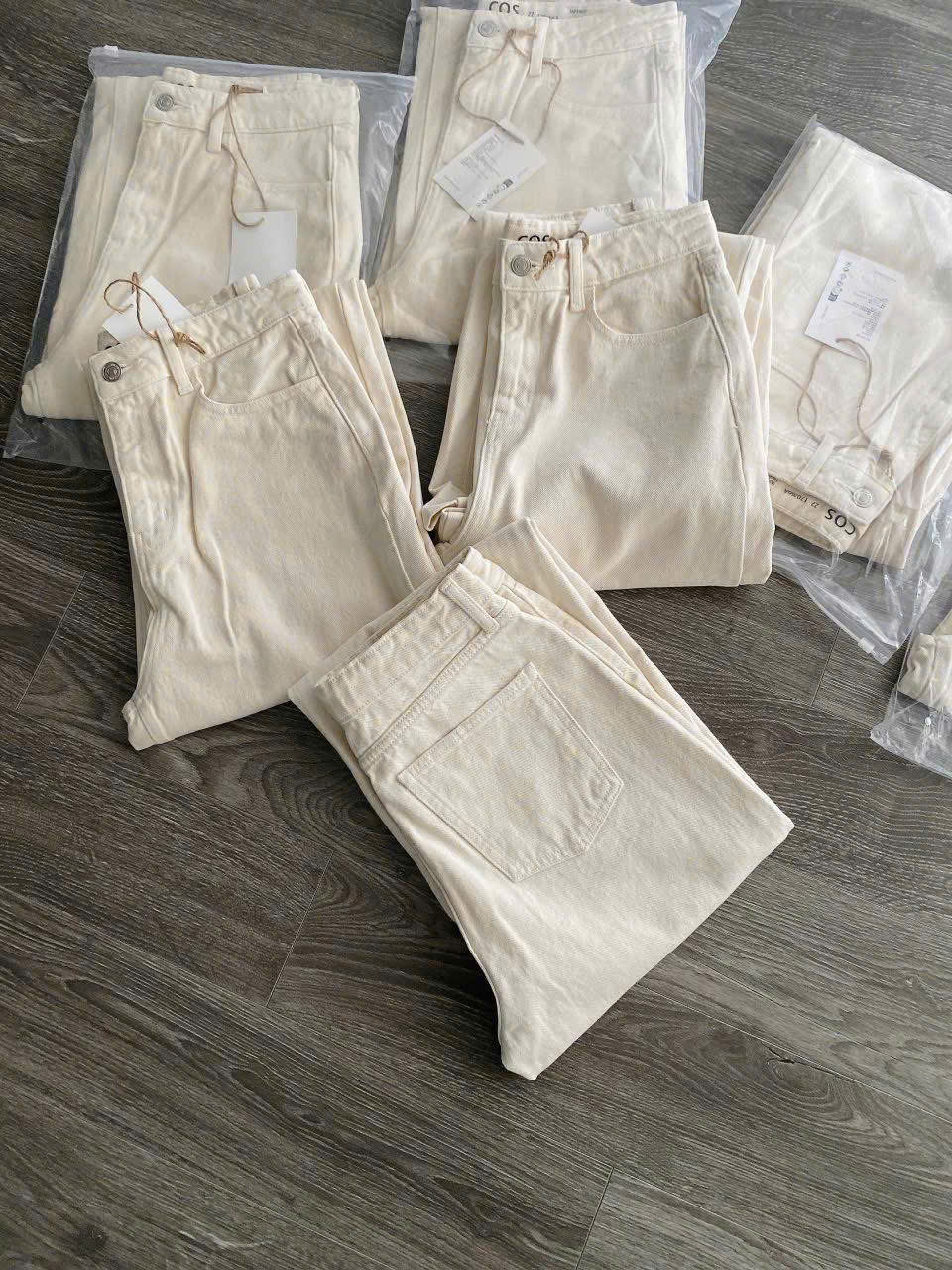 Quần denim COS suông màu kem