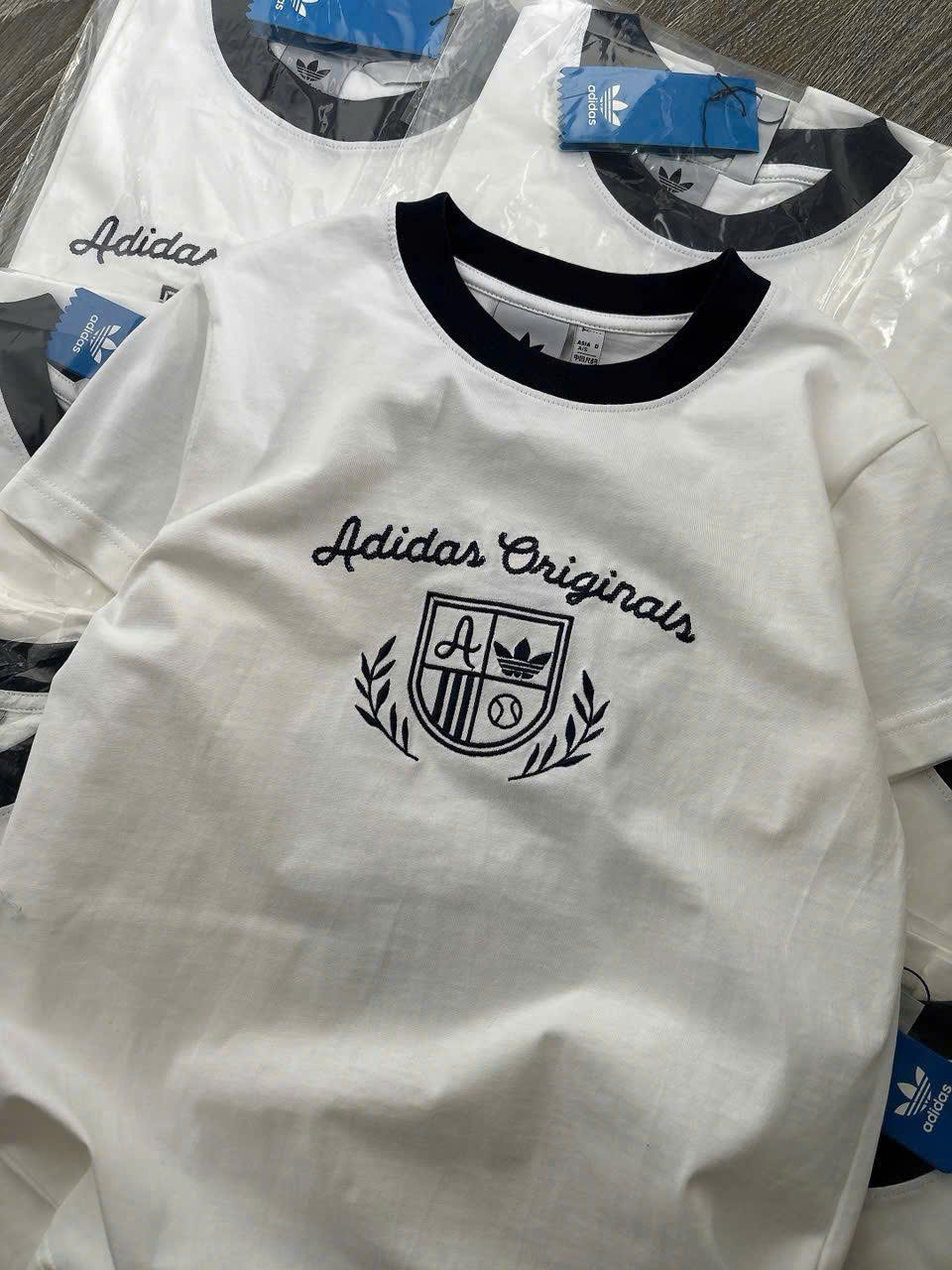 Tshirt ADIDAS trắng thêu ren chỉ đen