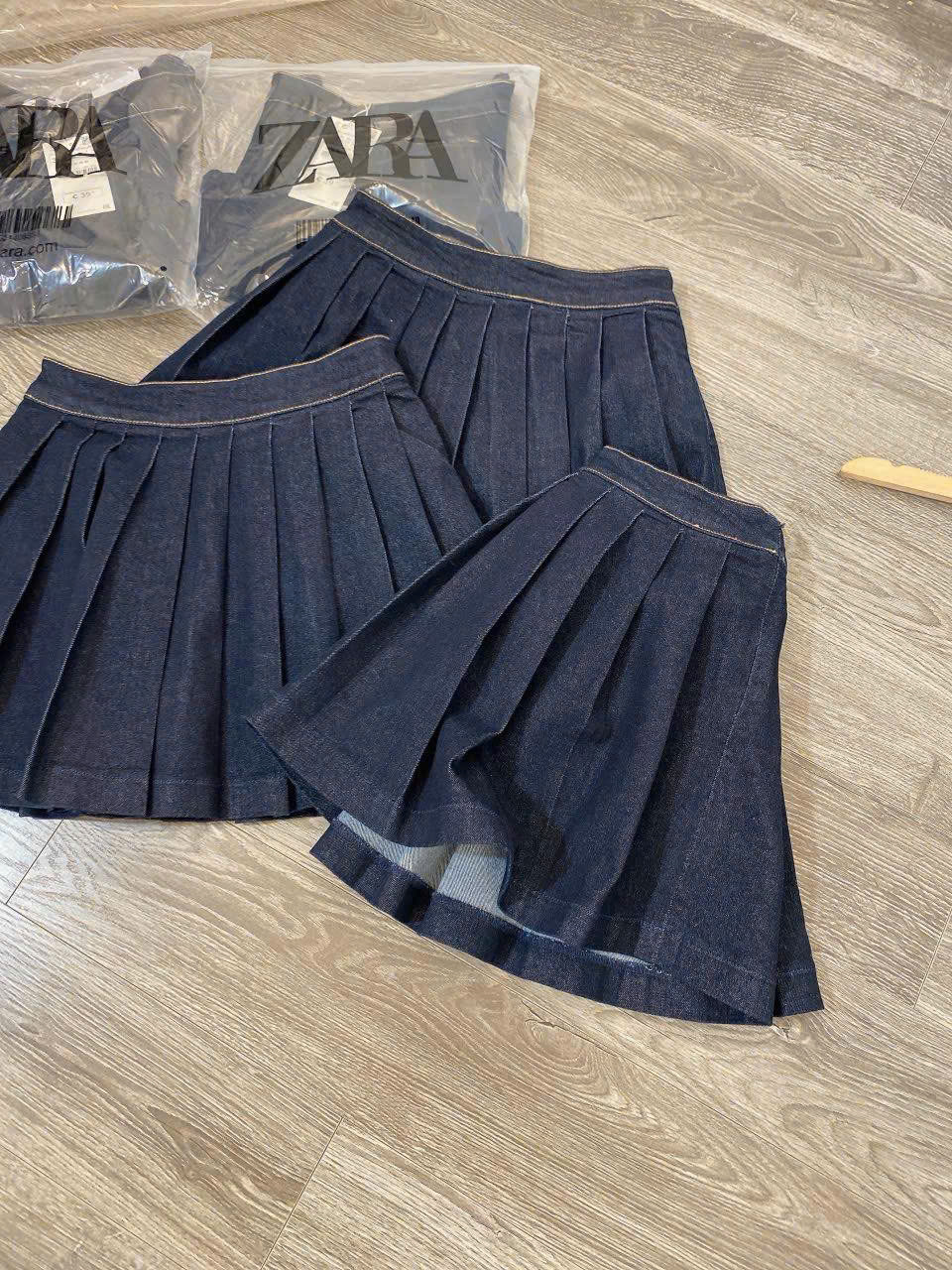 Chân váy xếp ly ngắn Zara denim