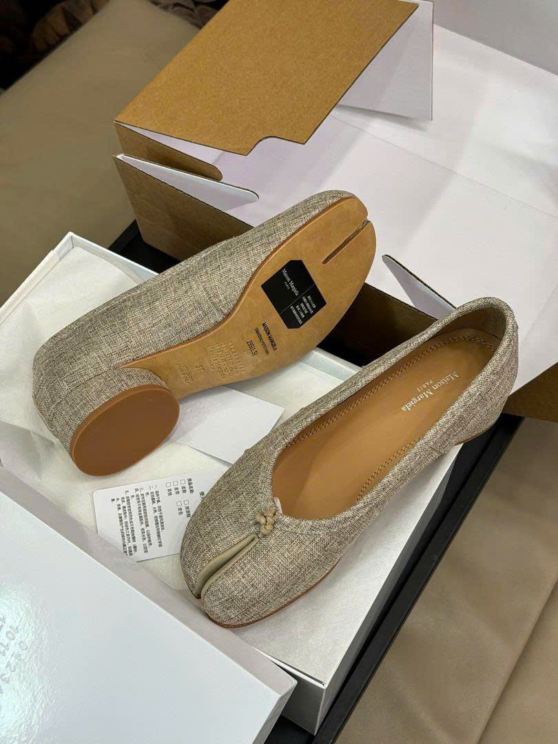 Giày Maison Margela xỏ ngón màu cát