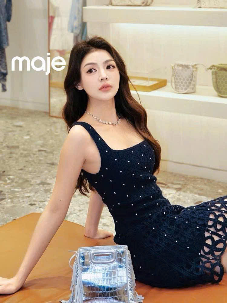Đầm ngắn crochet đính đá cổ vuông