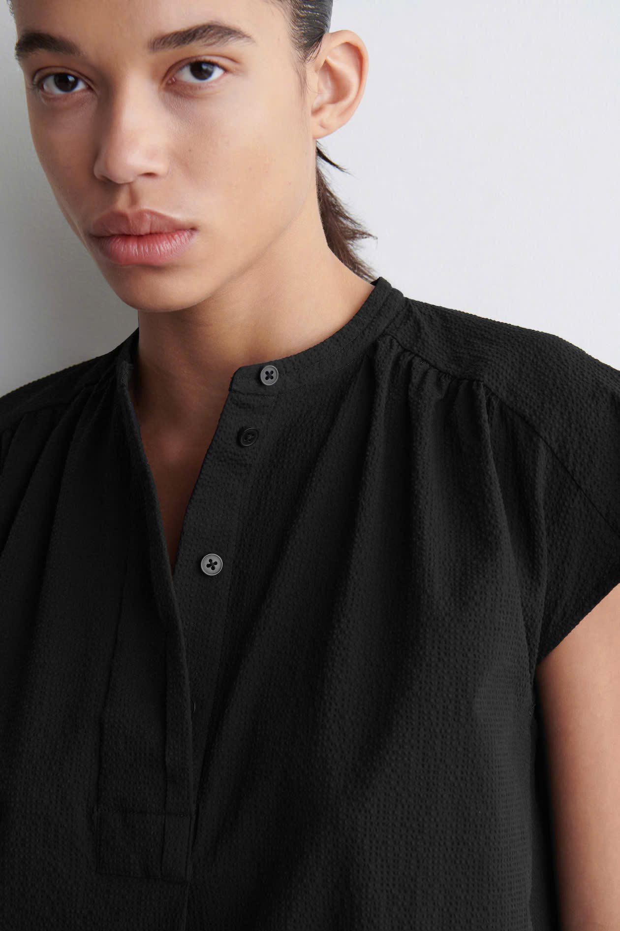 Top COS khuy ngực tay hến 2 màu