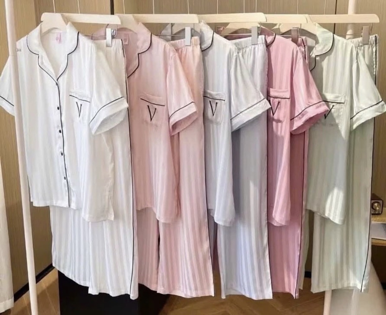 Set lụa Victoria Secret kẻ chìm ngắn tay