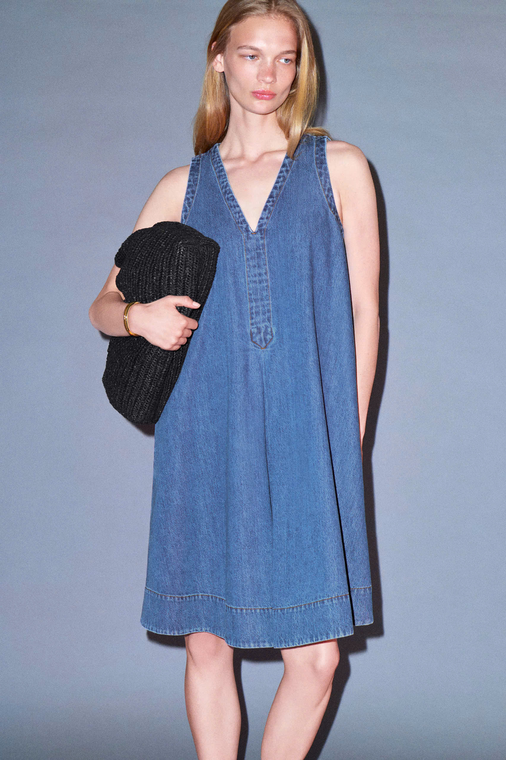 Váy COS denim suông cổ V sát nách
