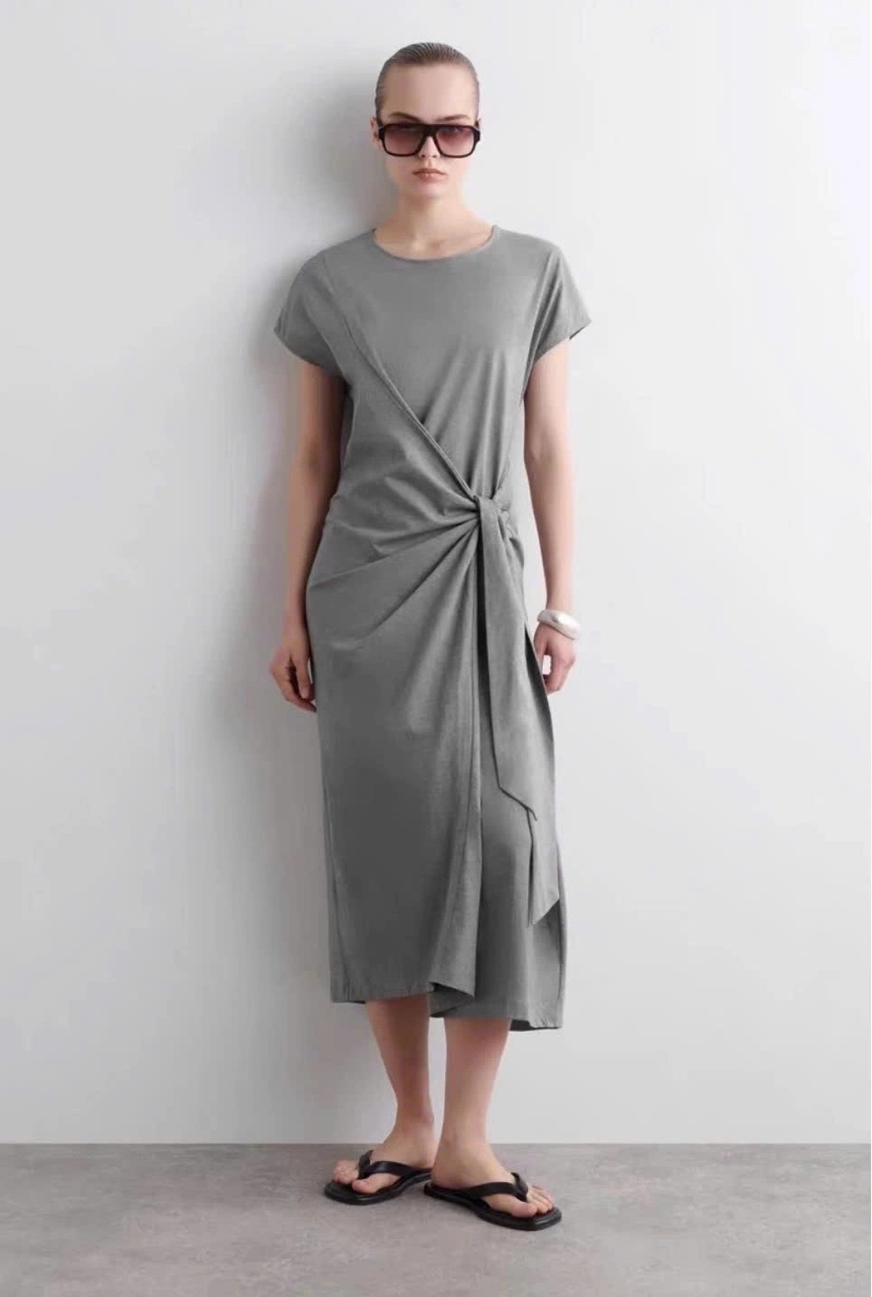 Maxi COS cổ tròn màu ghi cột belt