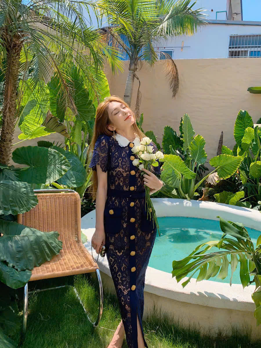 Váy ren 3D Sel-Portrait xanh navy cổ sen trắng khuy charm vàng