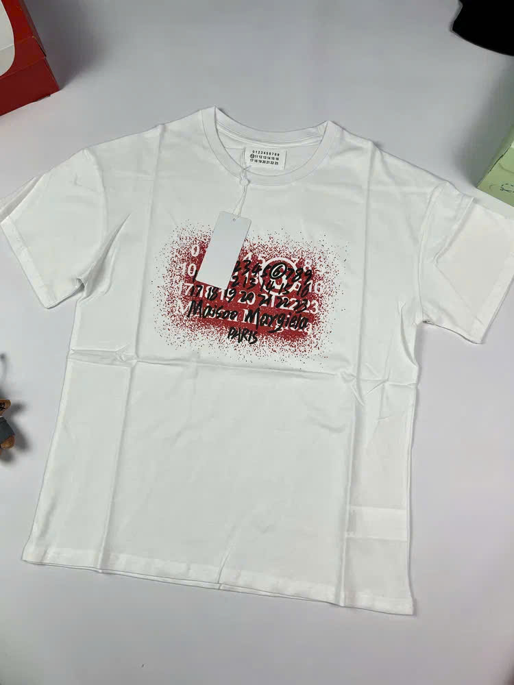 Tshirt Maison Margiela in số phun chấm